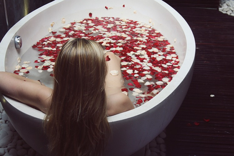 Merel van Poorten relaxed in-villa during a massage (image credit andathousandwords.com)