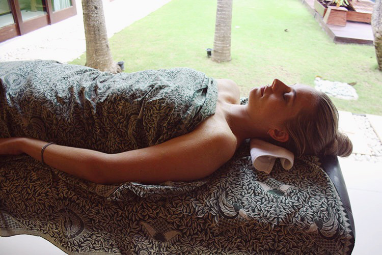Merel van Poorten relaxed in-villa during a massage (image credit andathousandwords.com)