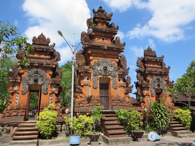 pura petitenget temple