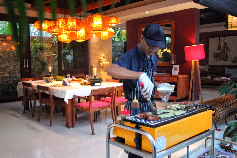 IN VILLA BBQ Chandra Bali Villas chef
